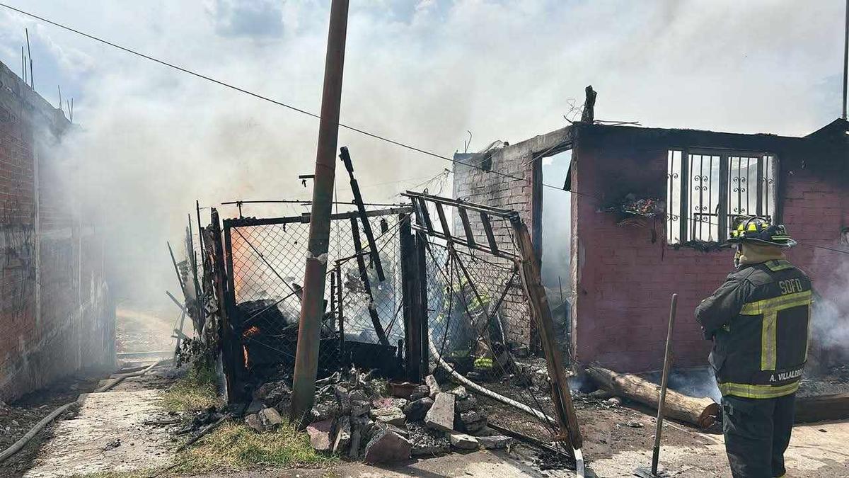 Bomberos estatales rescatan 3 caninos de un incendio de casa en Morelia