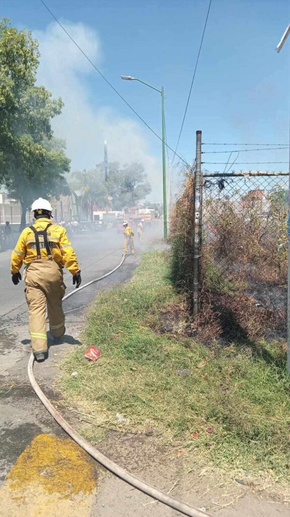 bomberos sofocan llamas en lote baldío en Morelia