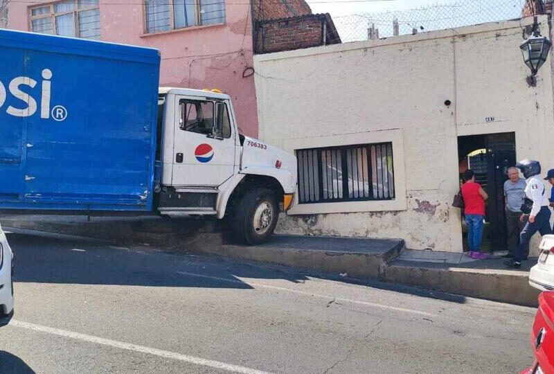 Camión fresquero choca contra banqueta y casa al norte de Morelia en accidente