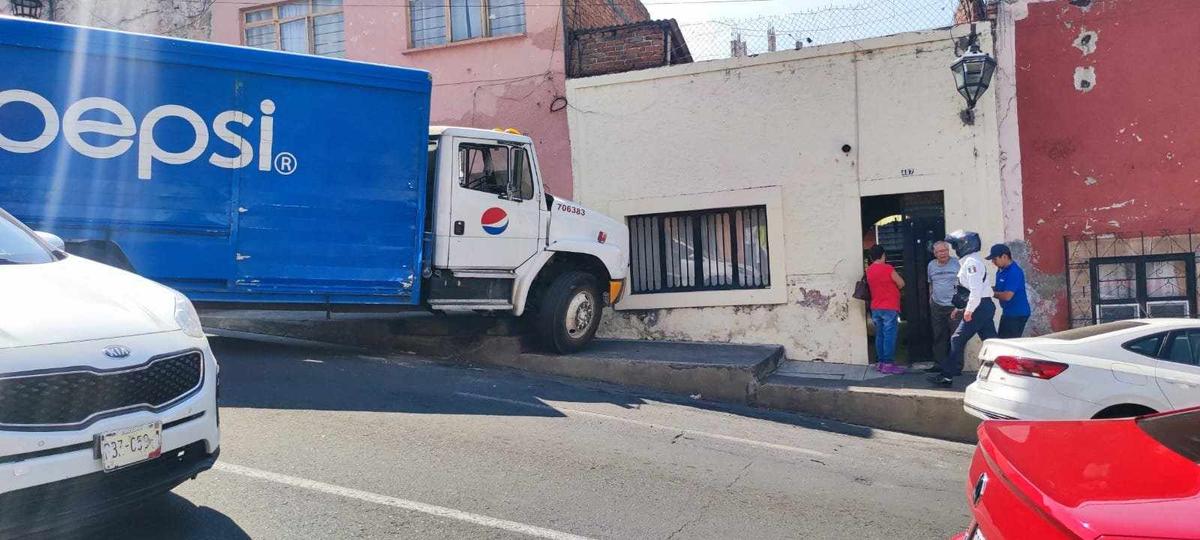 Camión fresquero choca contra banqueta y casa al norte de Morelia en accidente