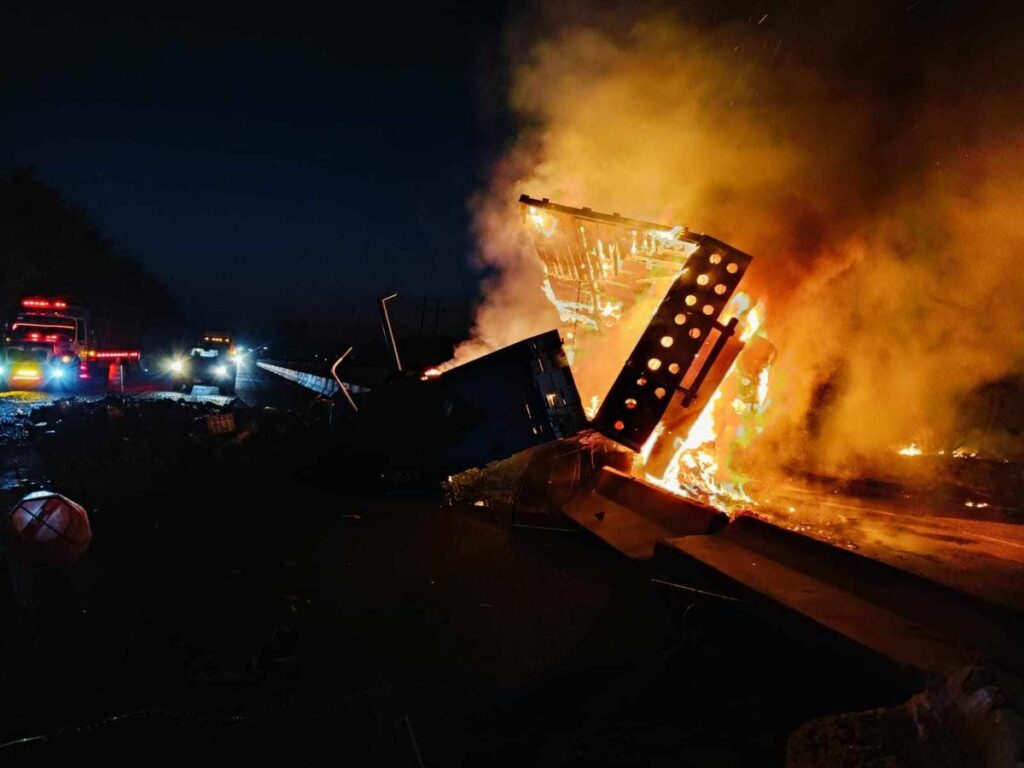 Camión limonero sufre accidente en carretera Apatzingán – Cuatro Caminos