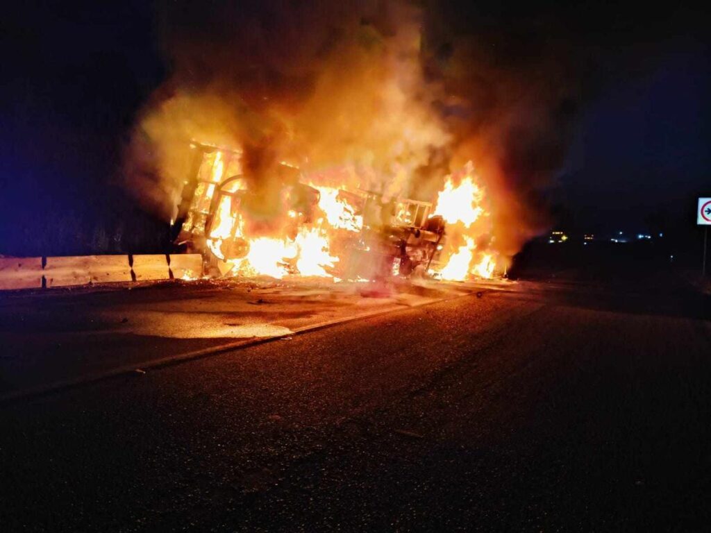 Camión limonero vuelca y se incendia en la carretera Apatzingán – Cuatro Caminos en accidente