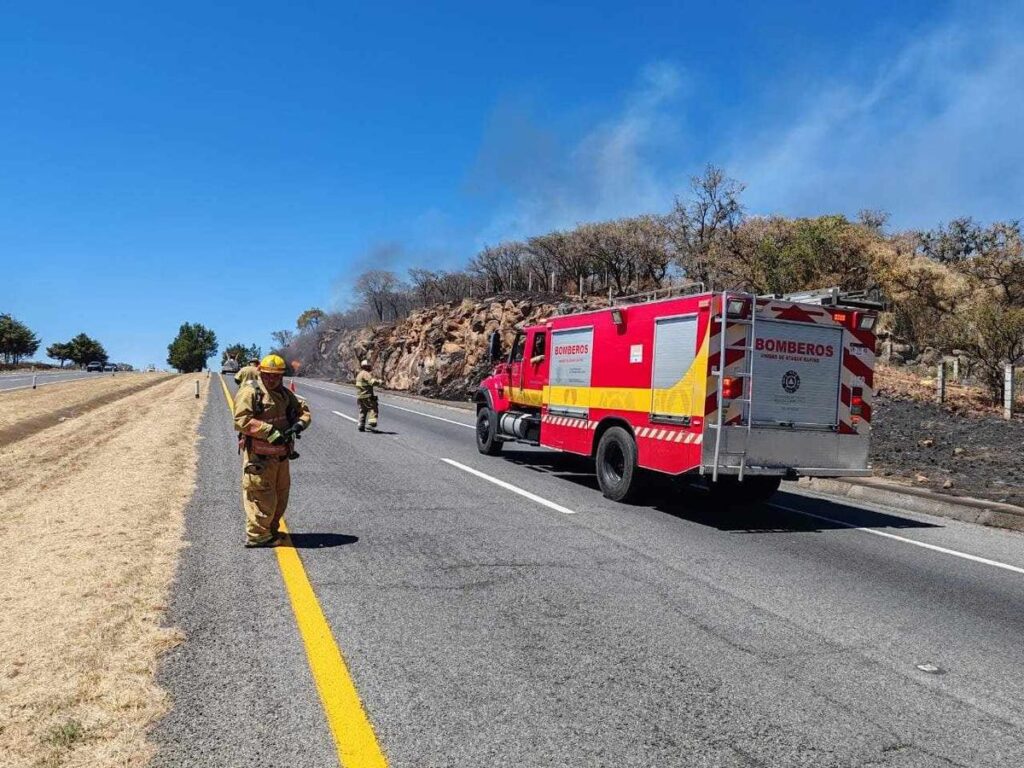 Camión pipa vuelca y se incendia en la región de Panindícuaro-1