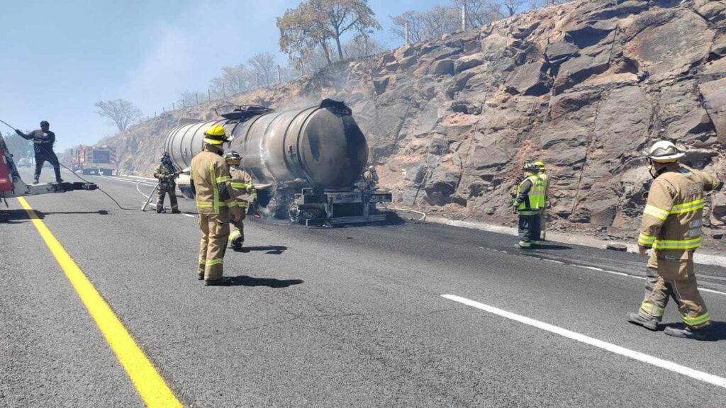 Camión pipa vuelca y se incendia en la región de Panindícuaro-2