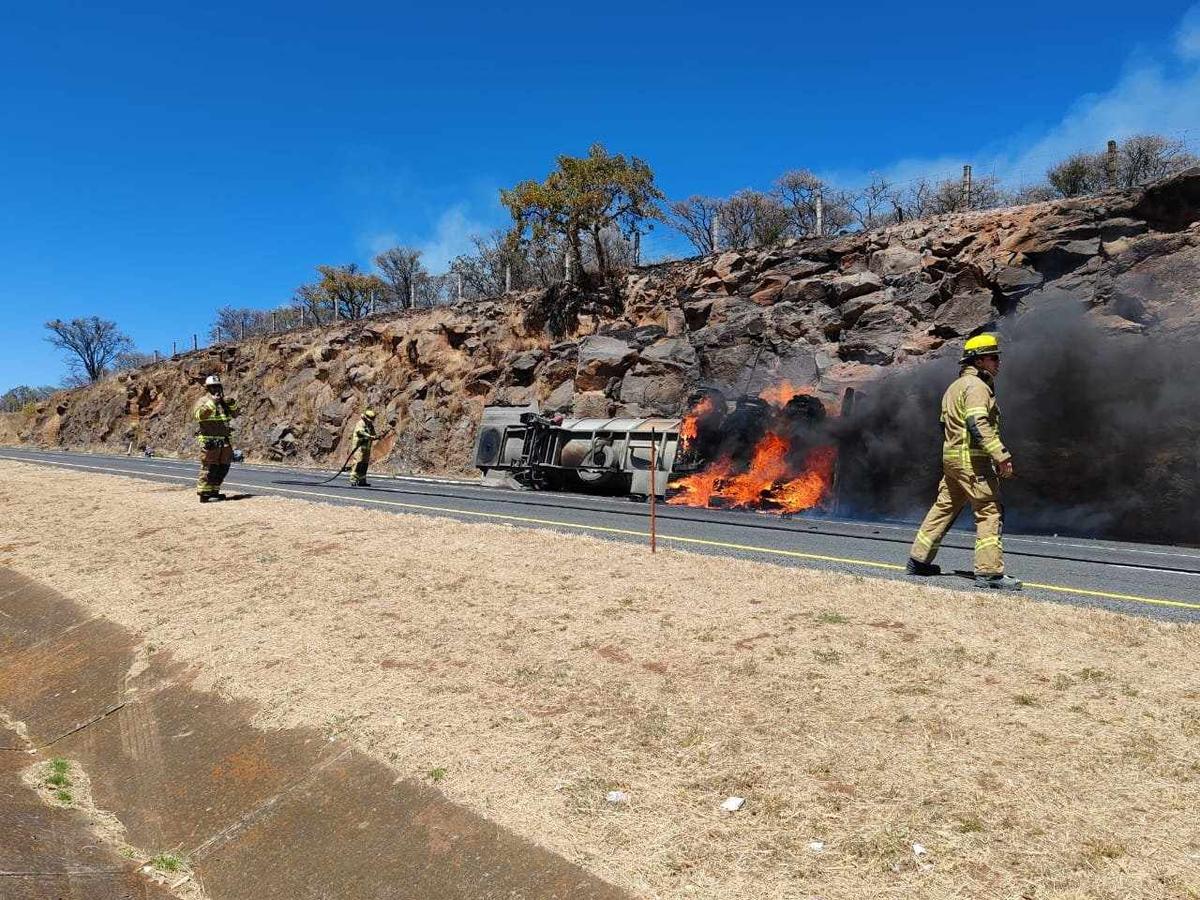 Camión pipa vuelca y se incendia en la región de Panindícuaro