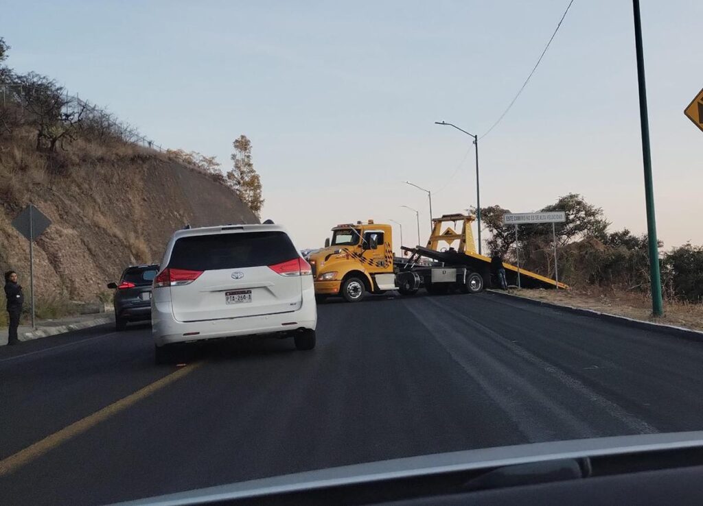 Camioneta cae a terreno en declive a la orilla del Ramal Camelinas en Morelia