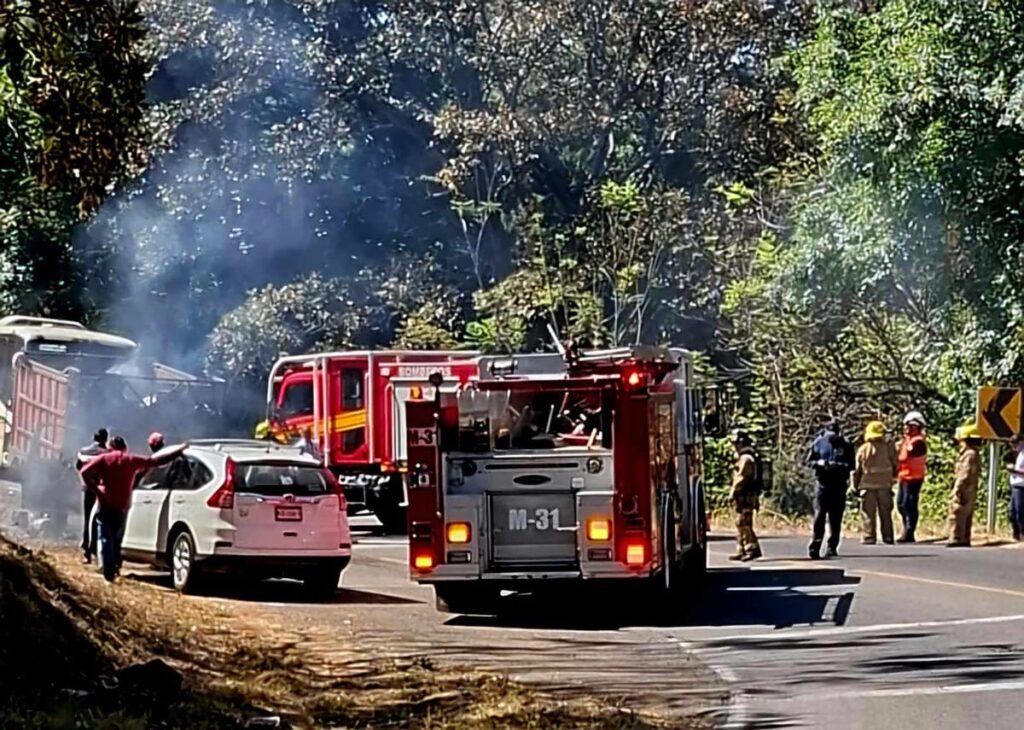 Camioneta recolectora de basura arde en llamas