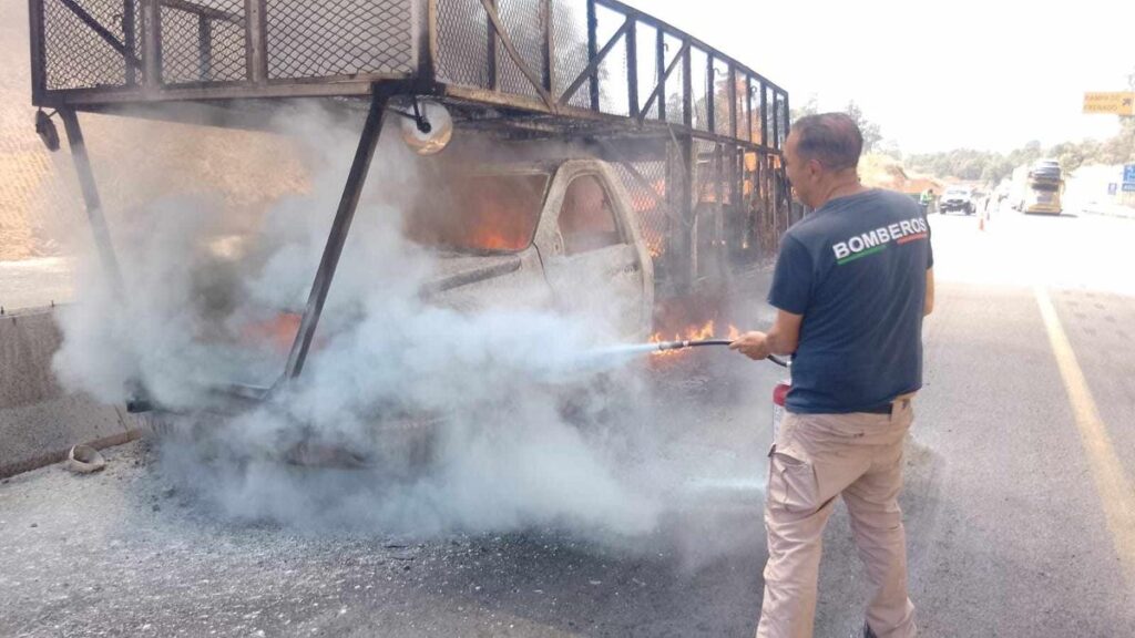 Camioneta se incendia en autopista Siglo XXI