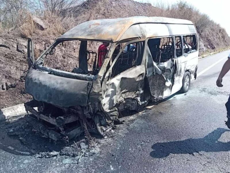 Camioneta tipo turismo se incendia tras choque contra camión militar, en la Siglo XXI