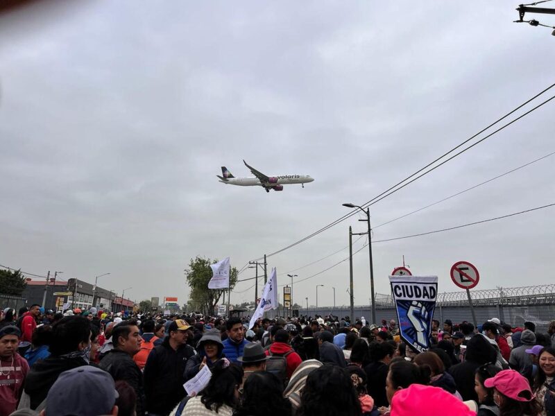 Caos en el AICM: CNTE bloquea el paso vehicular con protestas en CDMX