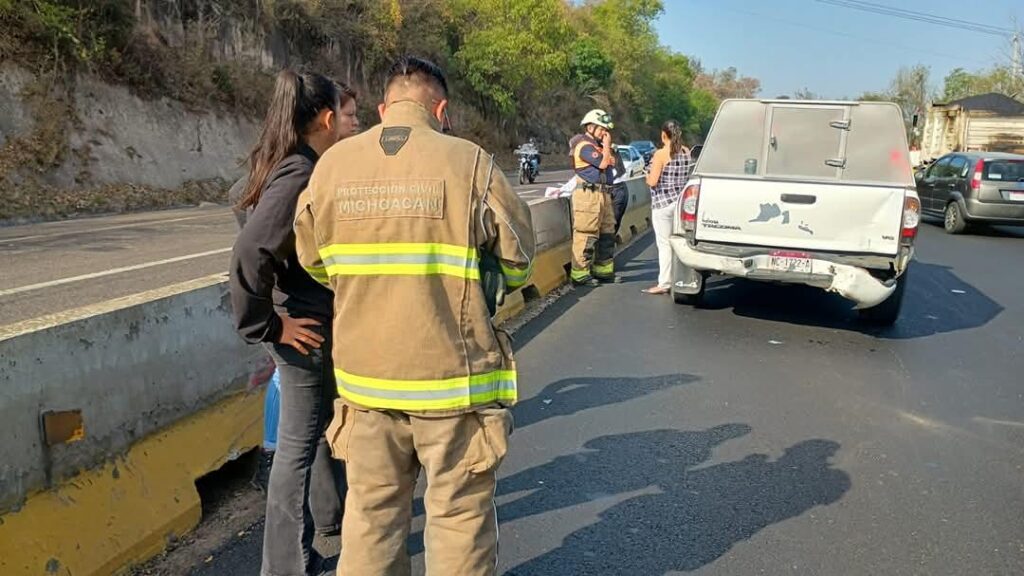 Choca auto contra camioneta en la Morelia-Pátzcuaro; hay 5 lesionados tras accidente