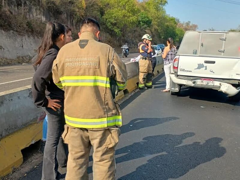 Choca auto contra camioneta en la Morelia-Pátzcuaro; hay 5 lesionados tras accidente