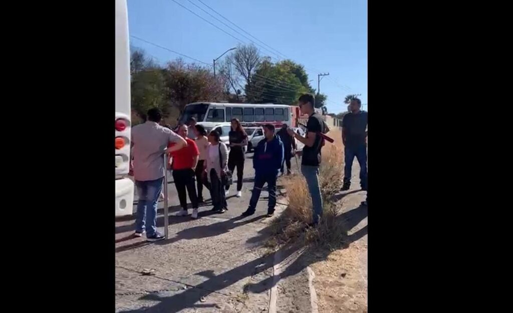 Choferes de combis y camiones se enfrentan en Morelia por disputa de rutas