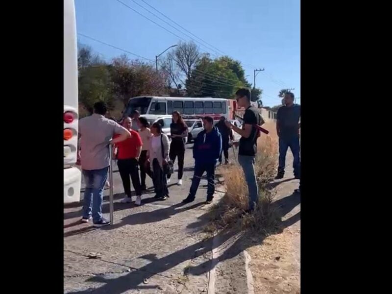 Choferes de combis y camiones se enfrentan en Morelia por disputa de rutas