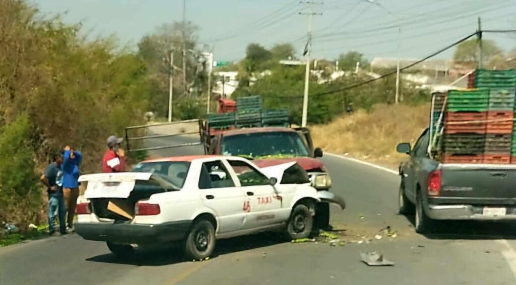 choque camioneta y taxi en Apatzingán