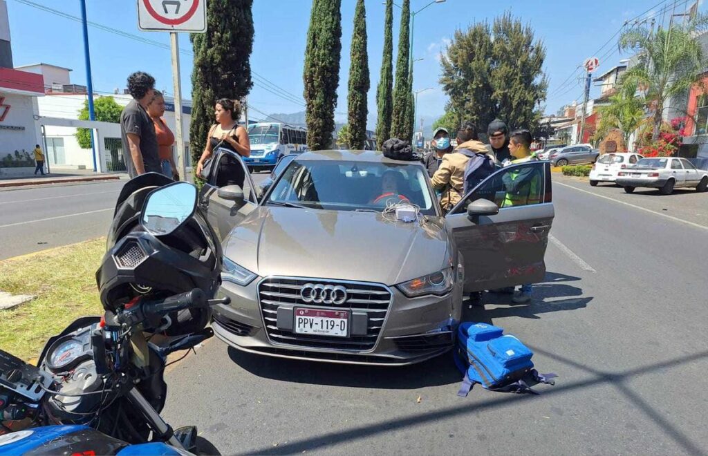 Choque por alcance deja dos mujeres heridas, en Uruapan