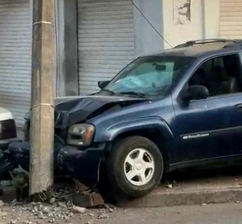 Choque vehicular deja sin energía eléctrica varias colonias en Uruapan