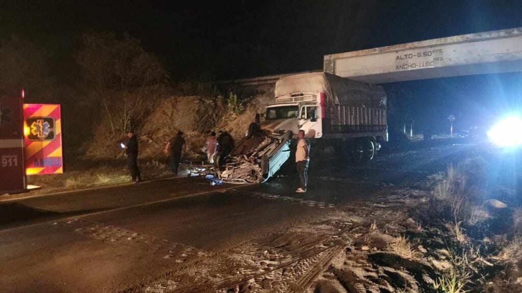 choque y volcadura en la Apatzingán – Cuatro Caminos dejan herido grave tras accidente