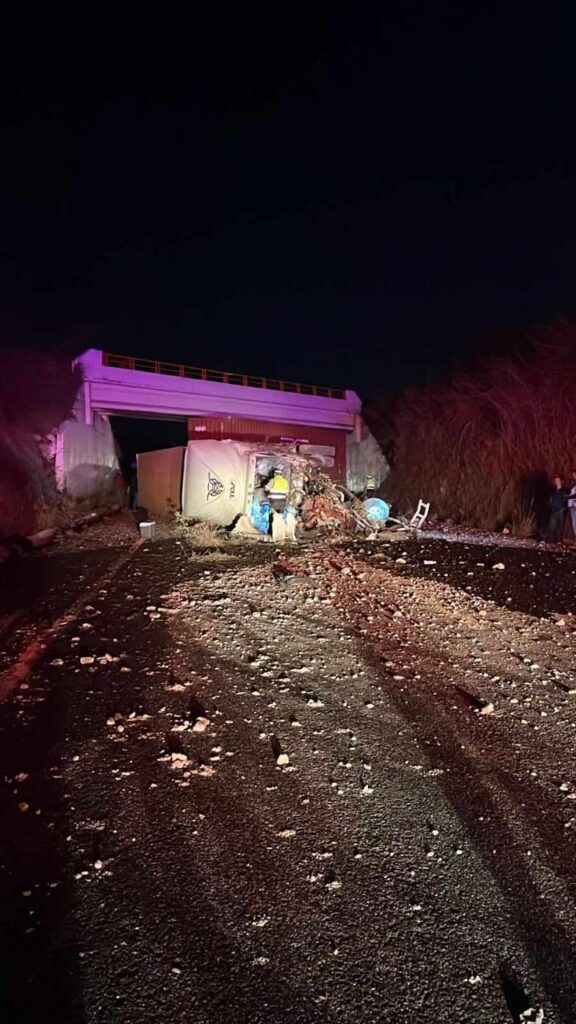 Cierre total en la autopista Siglo XXI por volcadura de tráiler-1