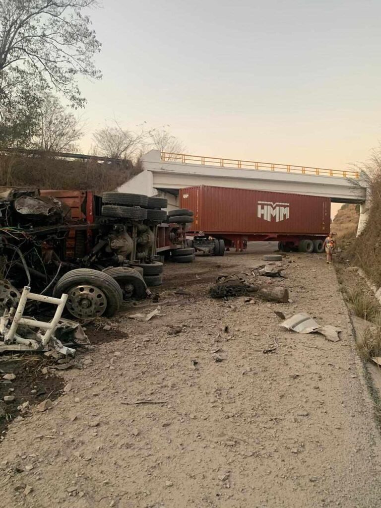 Cierre total en la autopista Siglo XXI por volcadura de tráiler-2