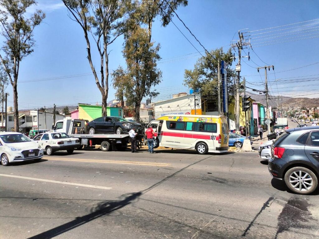 Combi Ruta Roja 4 y auto protagonizan choque en Av. Madero Poniente de Morelia