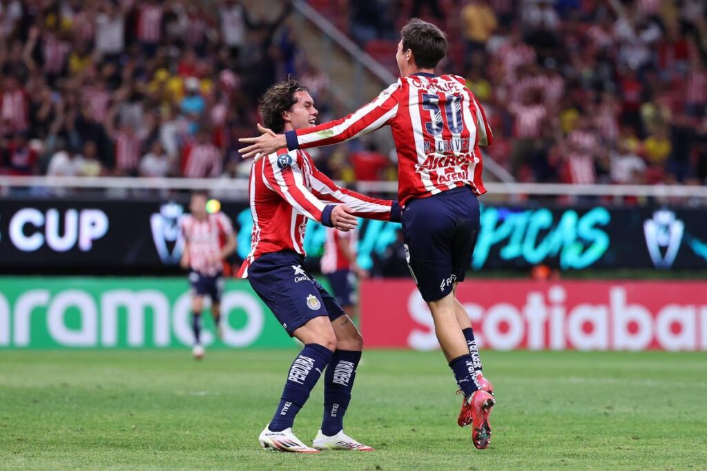 Con autogol de Cáceres, Chivas vence al América 1-0