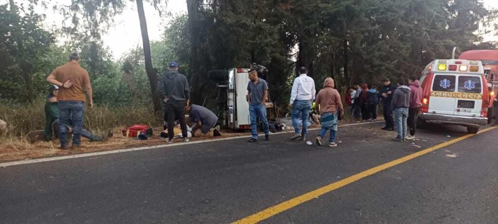 Cortadores de aguacate heridos en accidente vehicular carretera Peribán-Buenavista 1