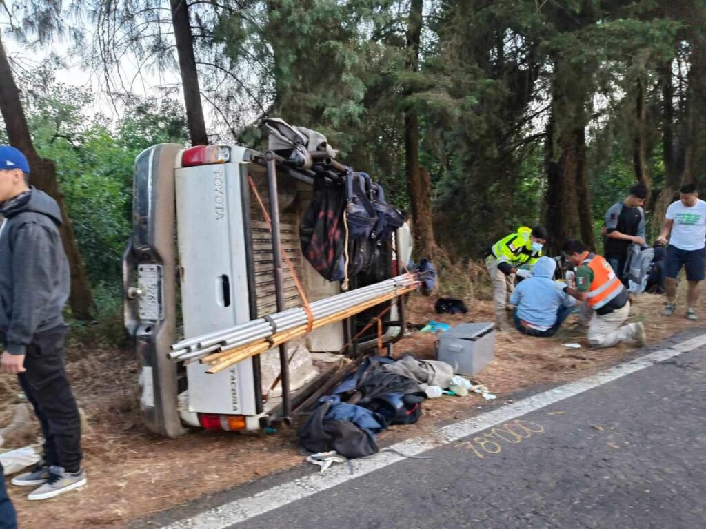 Cortadores de aguacate heridos en accidente vehicular carretera Peribán-Buenavista 2