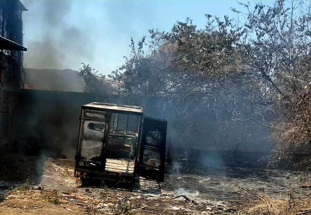 Delincuentes roban camioneta repartidora y la incendian en Apatzingán