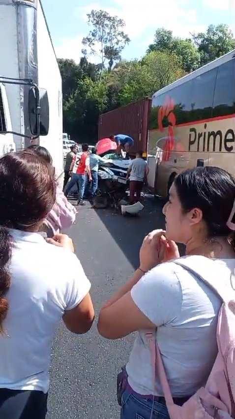 dos heridos deja accidente de Taxi de Tiripetío embestido por tráiler