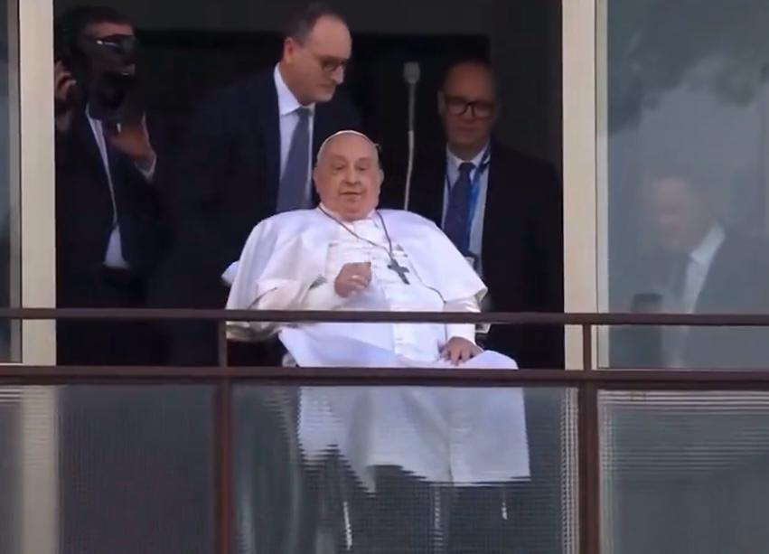 El papa Francisco regresa al Vaticano