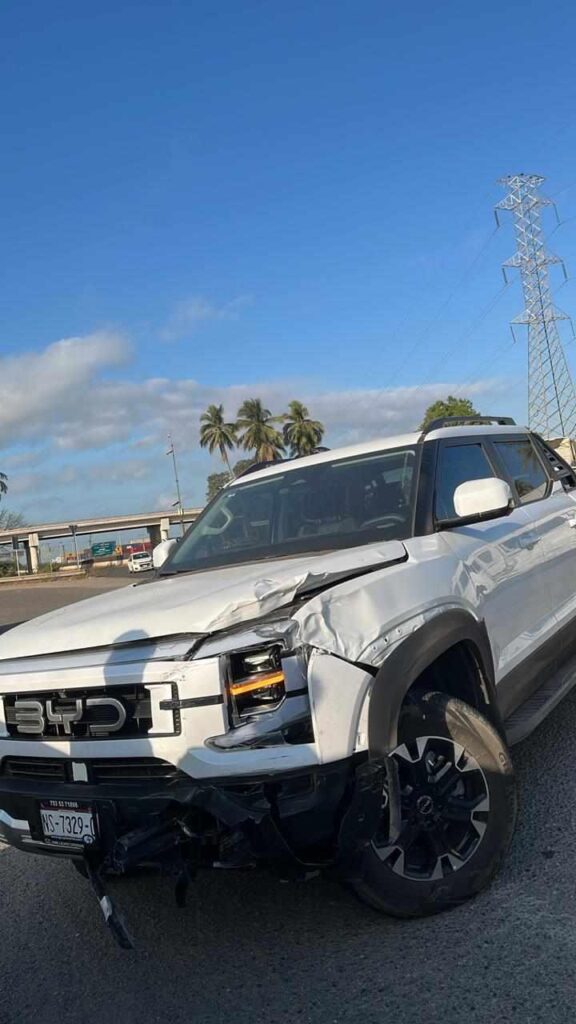 en accidente Chocan camioneta de turismo y una BYD en la autopista Siglo XXI