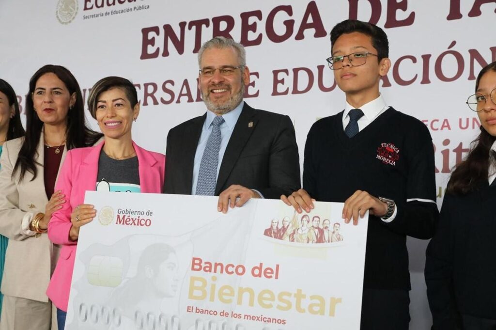 Entrega de beca Rita Cetina a 208 mil estudiantes de Michoacán 1