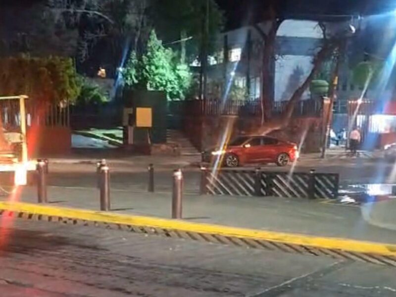 Fallecen 2 menores tras incendio en cuarto de pensión de autos en Morelia