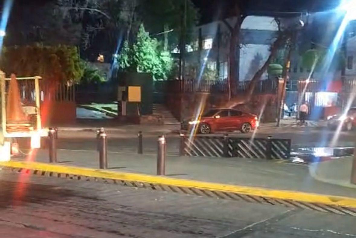 Fallecen 2 menores tras incendio en cuarto de pensión de autos en Morelia