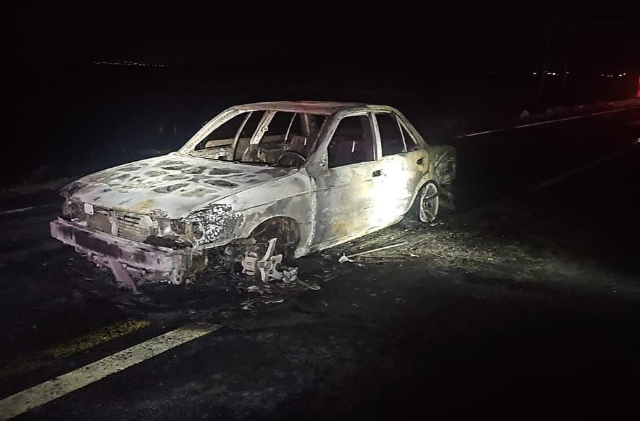 Hallan 2 cadáveres calcinados en auto quemado incendiado en Cuitzeo