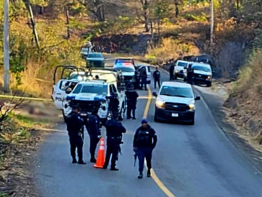 Hallan cadáver torturado en carretera libre Uruapan-Gabriel Zamora