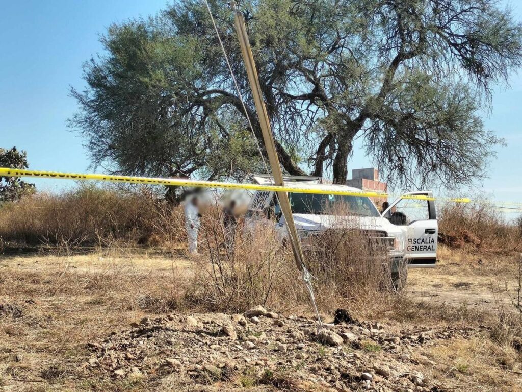 hombre asesinado es hallado en camino pavimentado La Aldea-Misión del Valle