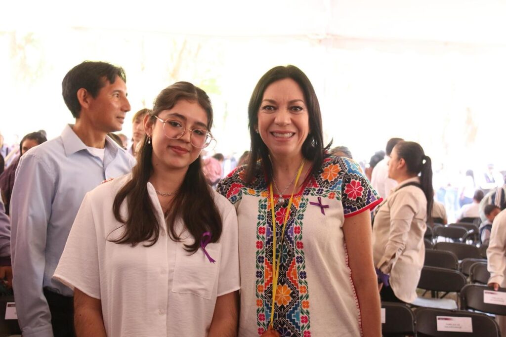 Iemsysem reconoce a Natalía Díaz, estudiante del Cecytem y galardonada con Presea Eréndira 2025-1