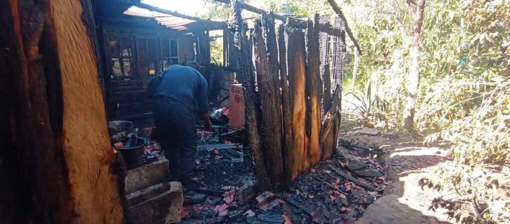 Incendio consume vivienda en San Miguel Chichimequillas