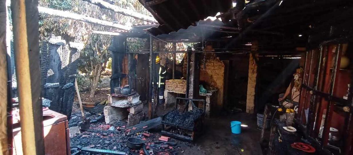 Incendio consume vivienda en San Miguel Chichimequillas en Zitácuaro