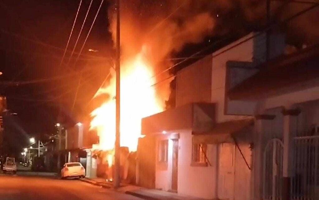 Incendio consume vivienda en Uruapan; solo hay daños materiales