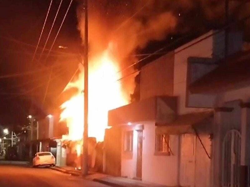 Incendio consume vivienda en Uruapan; solo hay daños materiales