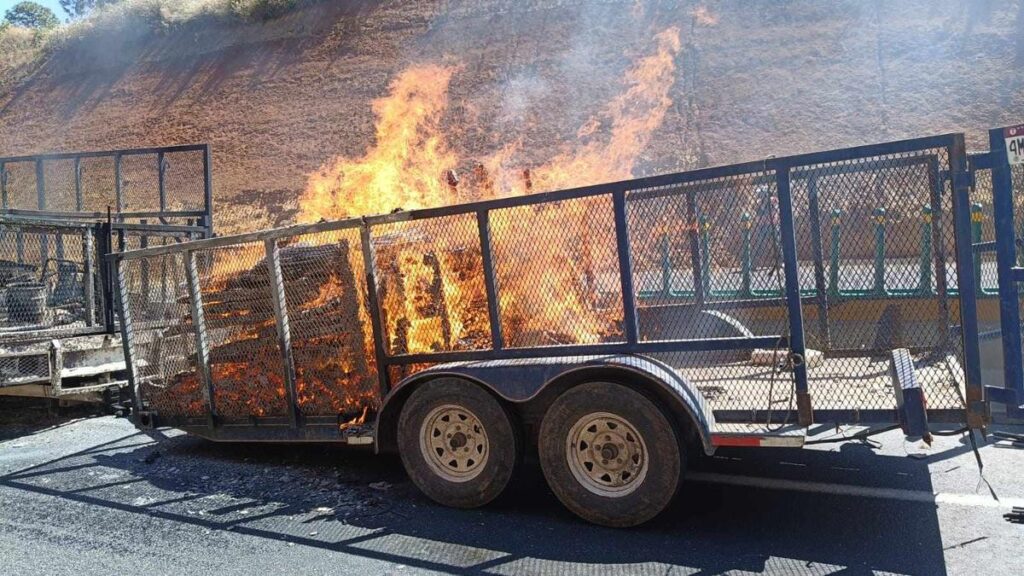 Incendio de camioneta en autopista Siglo XXI