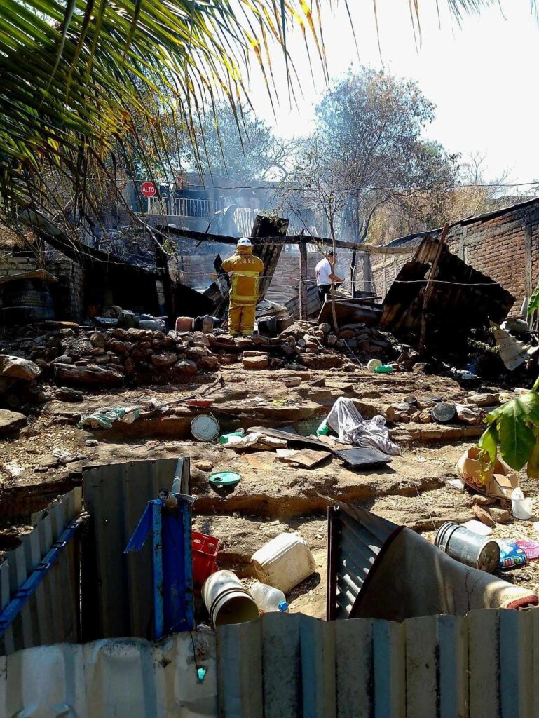 incendio en Apatzingán Sujeto le prende fuego a vivienda y huye-2