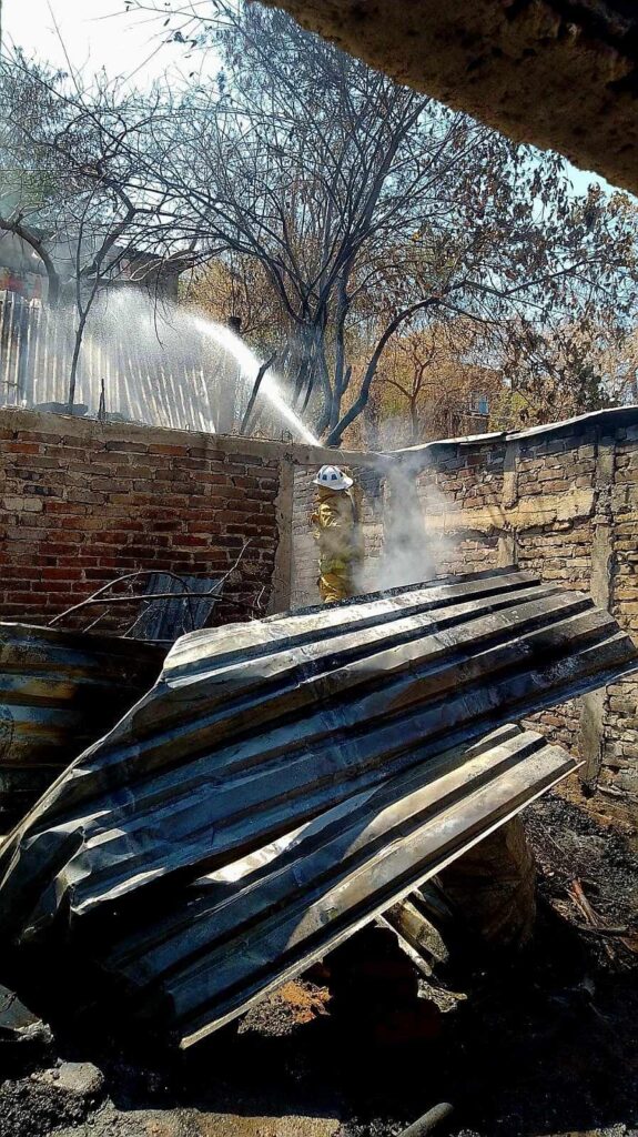 incendio en Apatzingán Sujeto le prende fuego a vivienda y huye-2