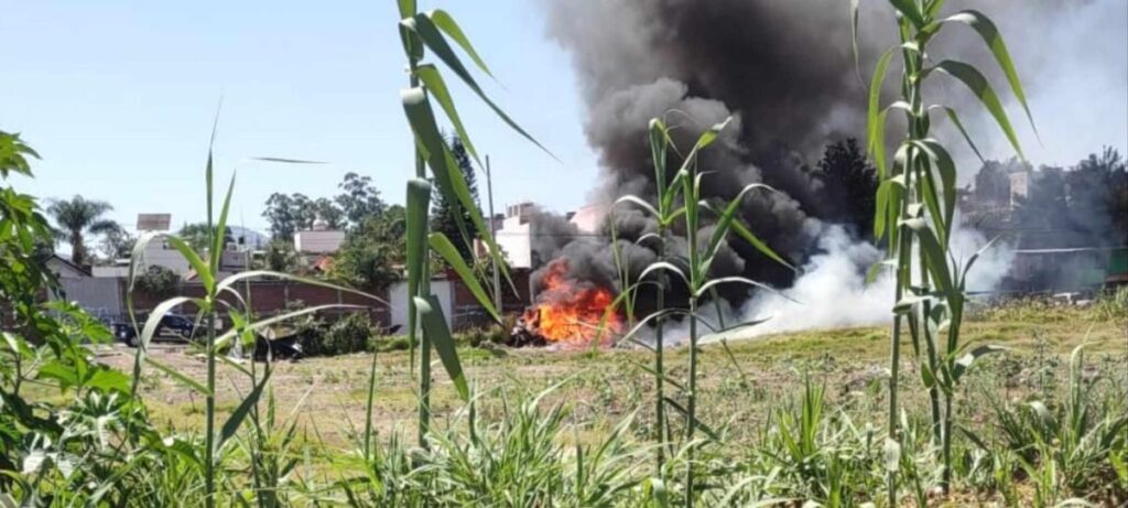 Incendio en lote baldío de la colonia Obrera moviliza a los bomberos, en Morelia