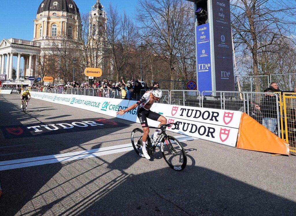 Isaac del Toro, conquista la tradicional carrera Milán-Torino