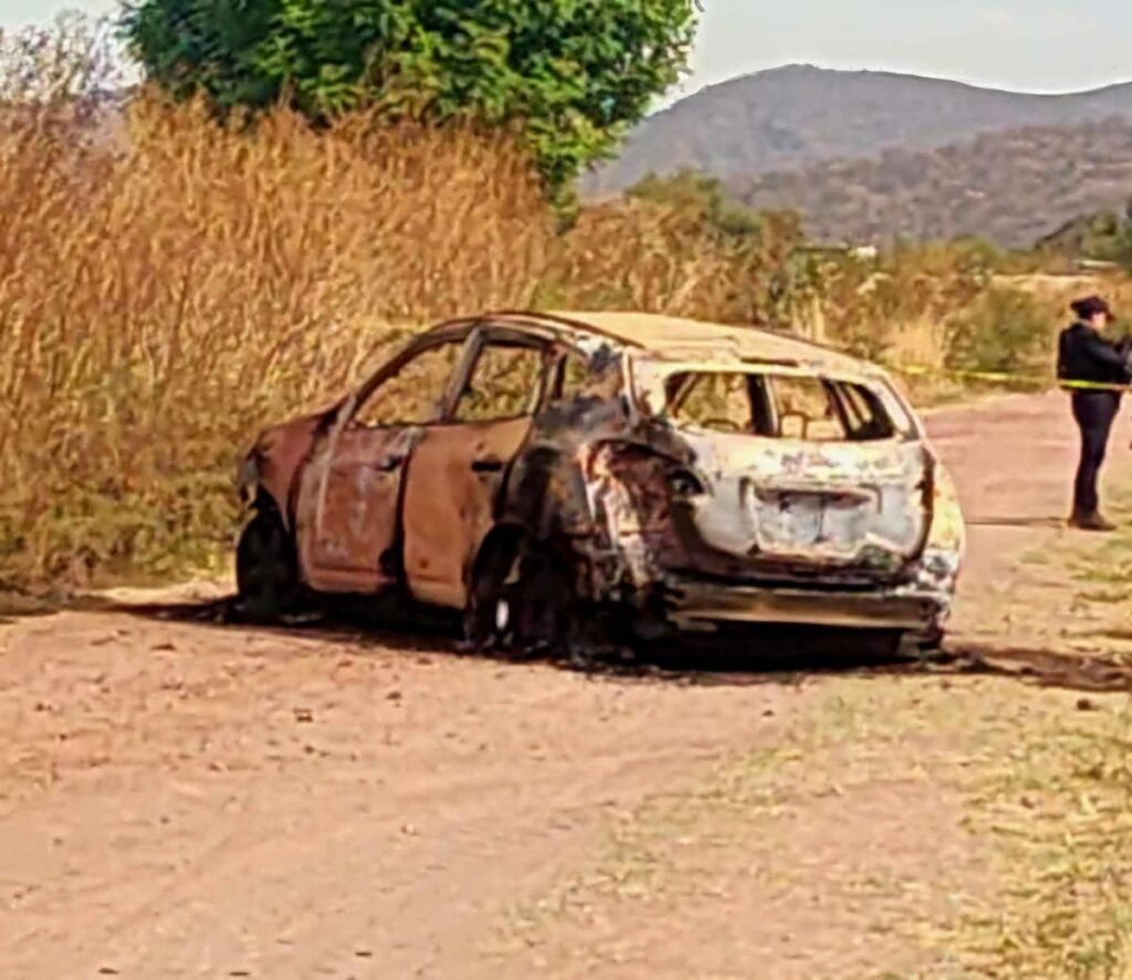 Localizan vehículo calcinado y baleado en Álvaro Obregón 1