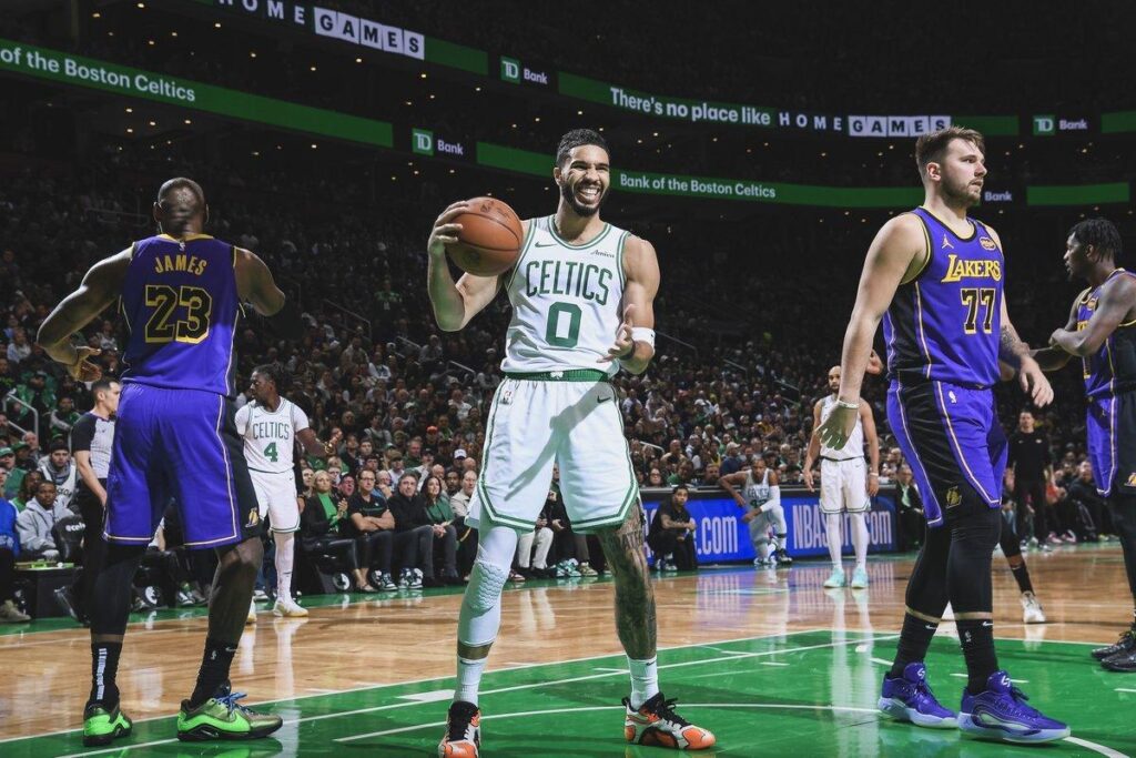 Los Celtics frenan a los Lakers